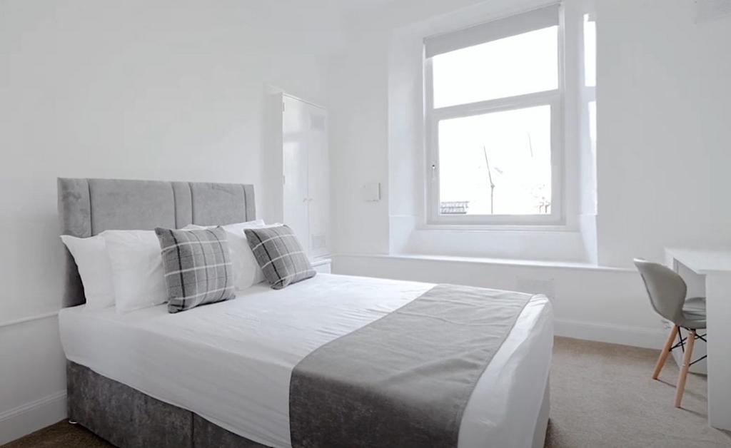 This beautifully appointed double bedroom offer...