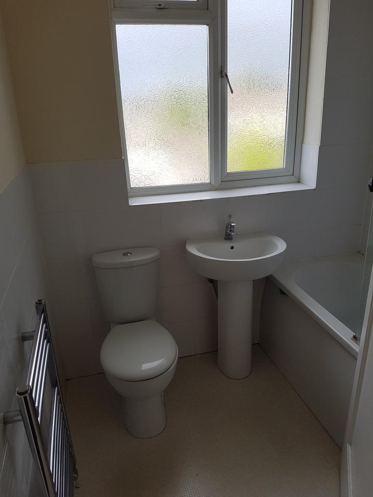 A tidy and functional bathroom with good natura...