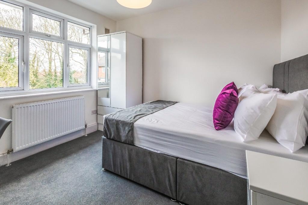 This inviting double bedroom features ample nat...