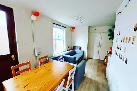 3 bedroom terraced house to rent, Barrack Road, Exeter