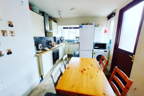 3 bedroom terraced house to rent, Barrack Road, Exeter