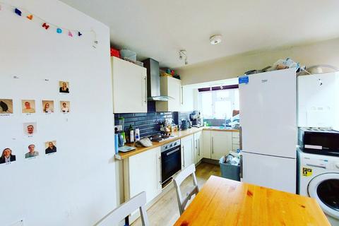 3 bedroom terraced house to rent, Barrack Road, Exeter