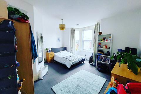 3 bedroom terraced house to rent, Barrack Road, Exeter