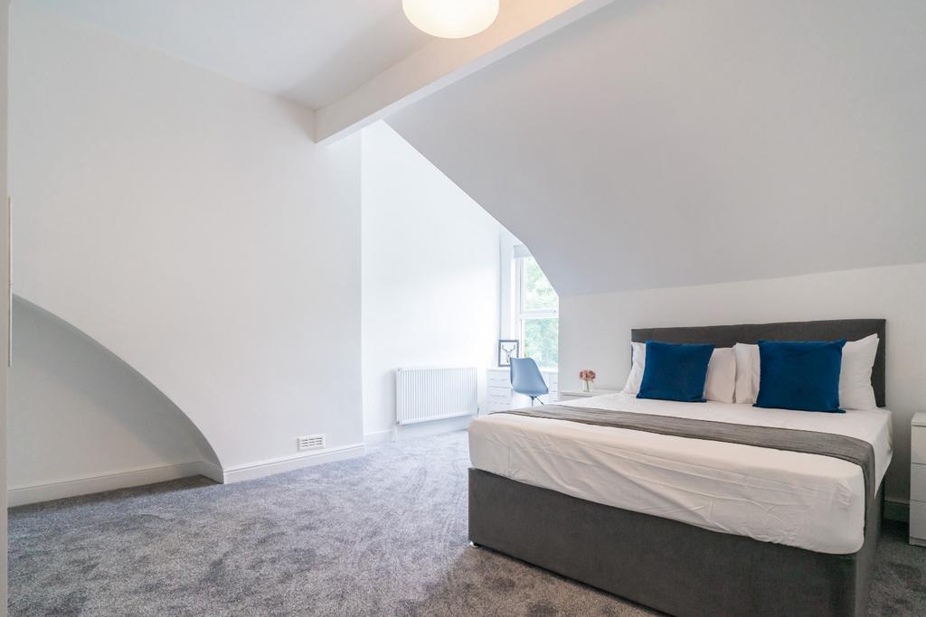 This beautifully designed double bedroom featur...
