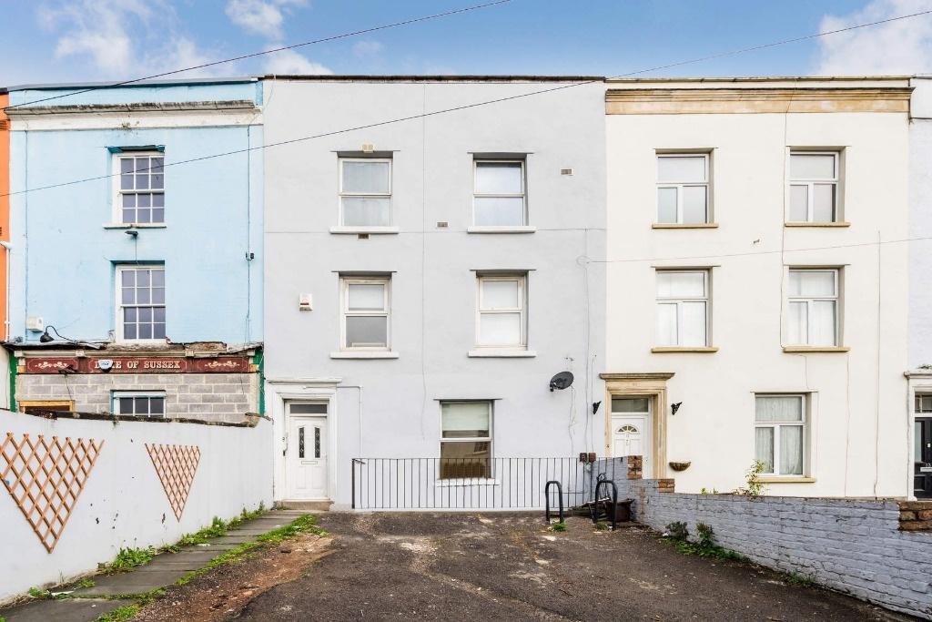 Charming front view of a well-maintained proper...