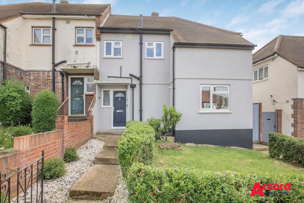 Parkside Avenue, Romford, RM1 3 bed semi-detached house for sale - £475,000
