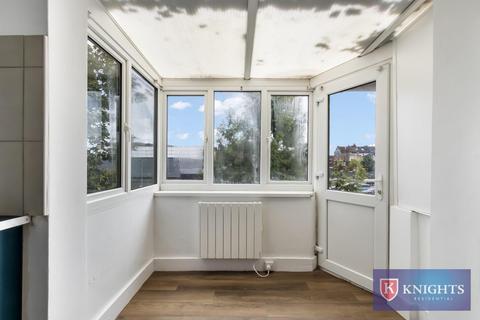 16 Regal Court, London, N18 2XU