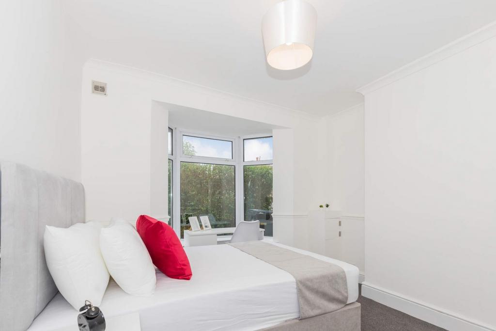 This inviting double bedroom features ample nat...