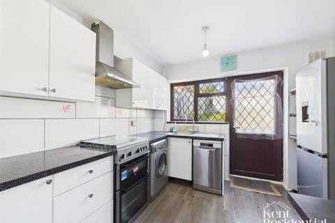 3 bedroom terraced house to rent, Laburnum Road, Rochester, ME2