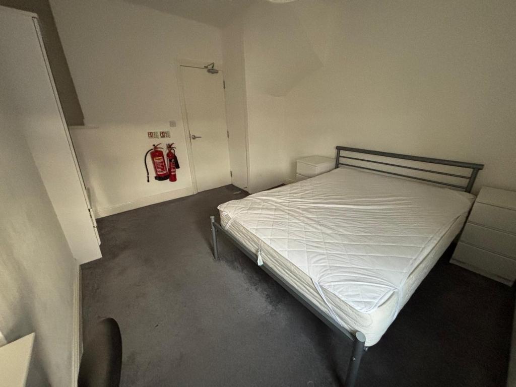 This inviting double bedroom features a spaciou...