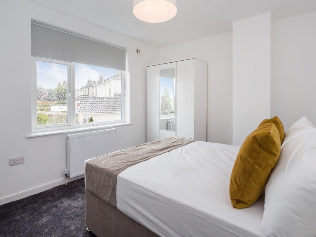 This inviting double bedroom features ample nat...
