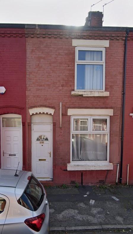 Charming front view of a well-maintained terrac...