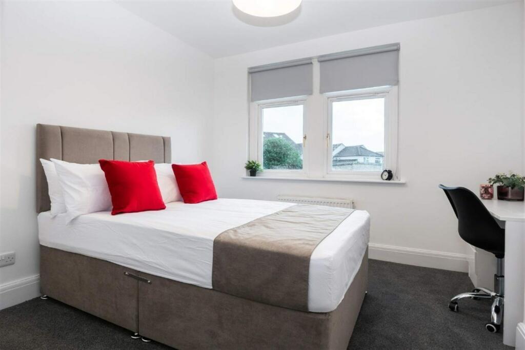 Bright and well-maintained double bedroom featu...