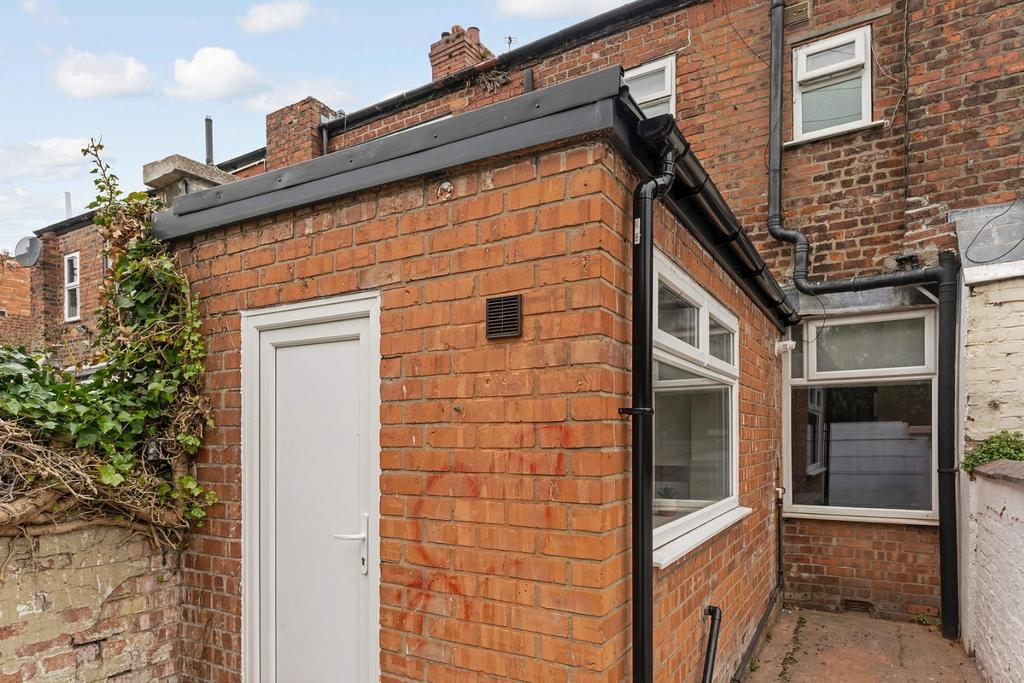 Charming exterior view showcasing a well-mainta...