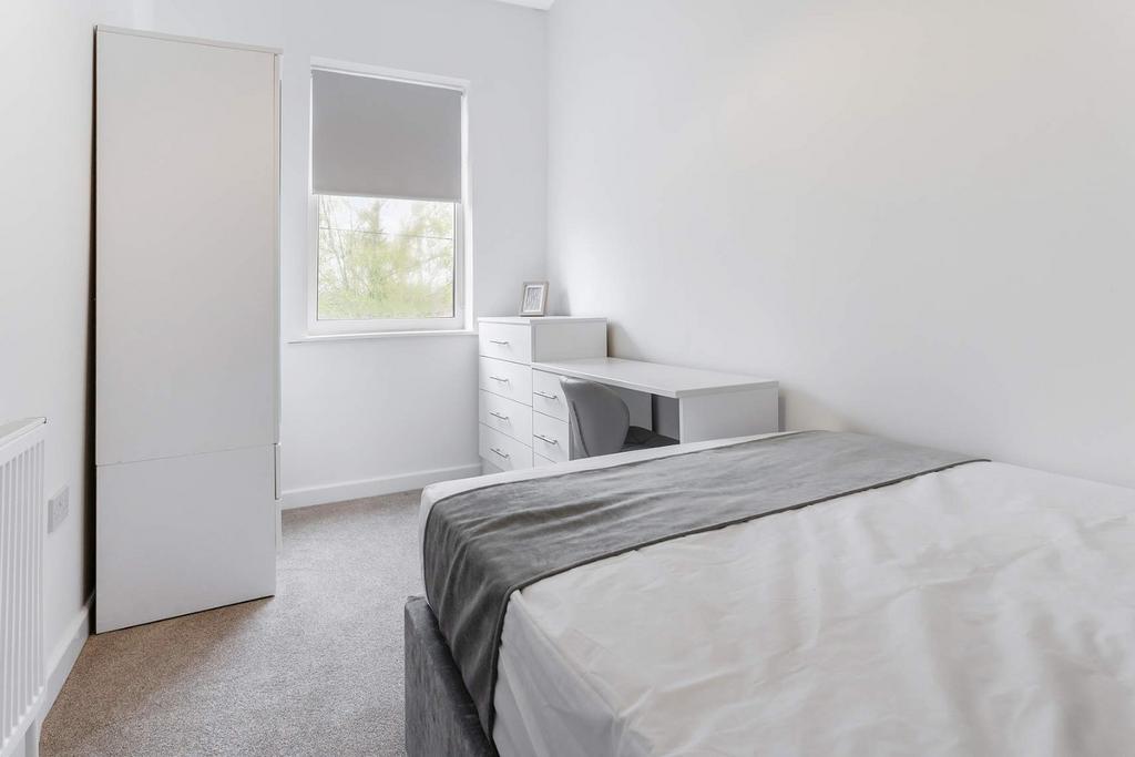 This inviting double bedroom features a spaciou...