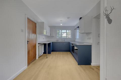 4 bedroom detached house to rent, St. Johns Road, Loughton IG10