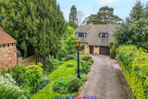 3 bedroom detached house for sale, Worrin Road, Shenfield, Brentwood