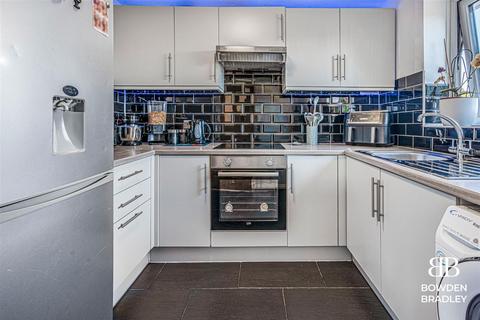 2 bedroom flat for sale, Trotwood, Chigwell, IG7