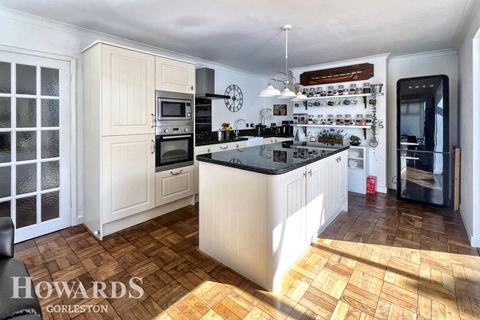 3 bedroom detached house for sale, Beach Road, Gorleston