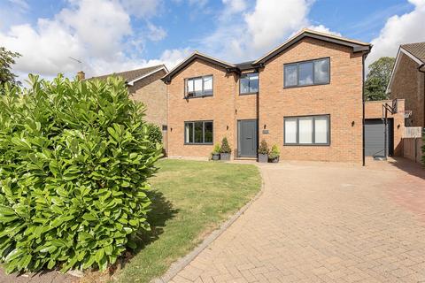4 bedroom detached house for sale, Grant Gardens, Harpenden