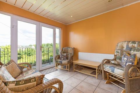 16 Hillview Drive, Clarkston, Glasgow, G76 7JD