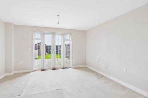 2 bedroom semi-detached house to rent, Quindell Close, Aylesbury HP18