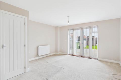 2 bedroom semi-detached house to rent, Quindell Close, Aylesbury HP18