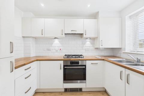 2 bedroom semi-detached house to rent, Quindell Close, Aylesbury HP18