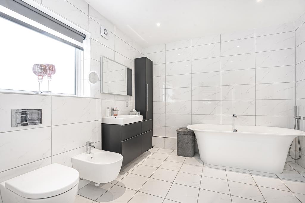 En-Suite Bathroom