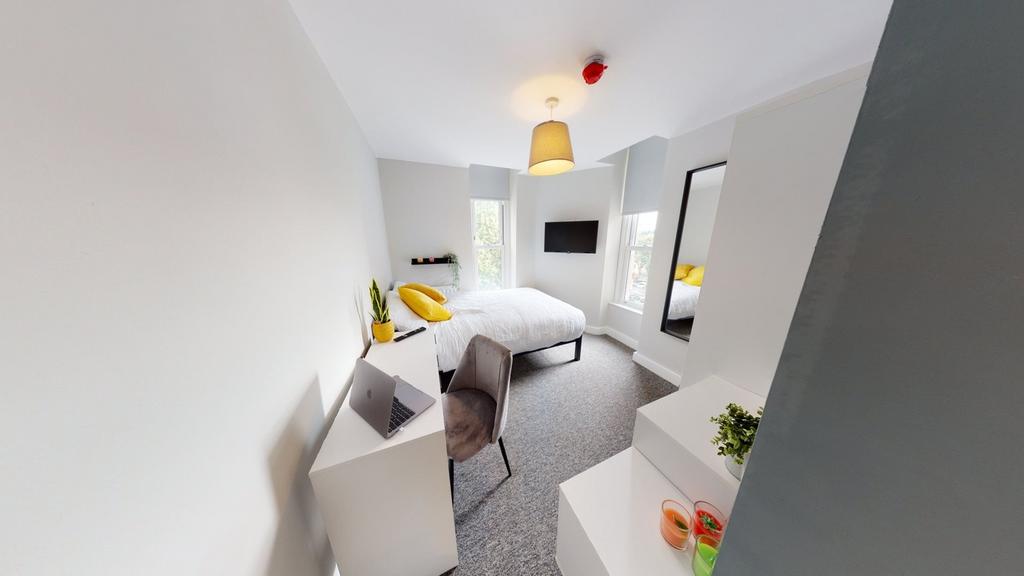 A spacious and well-lit large double bedroom, p...