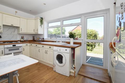 39 Lakes Road, Keston, BR2 6BN