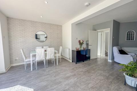 98 Broad Walk, Hockley, SS5 5DG
