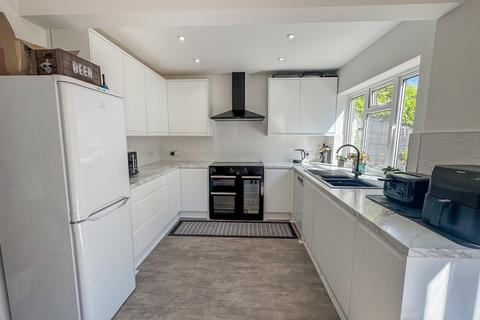98 Broad Walk, Hockley, SS5 5DG
