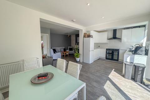 98 Broad Walk, Hockley, SS5 5DG