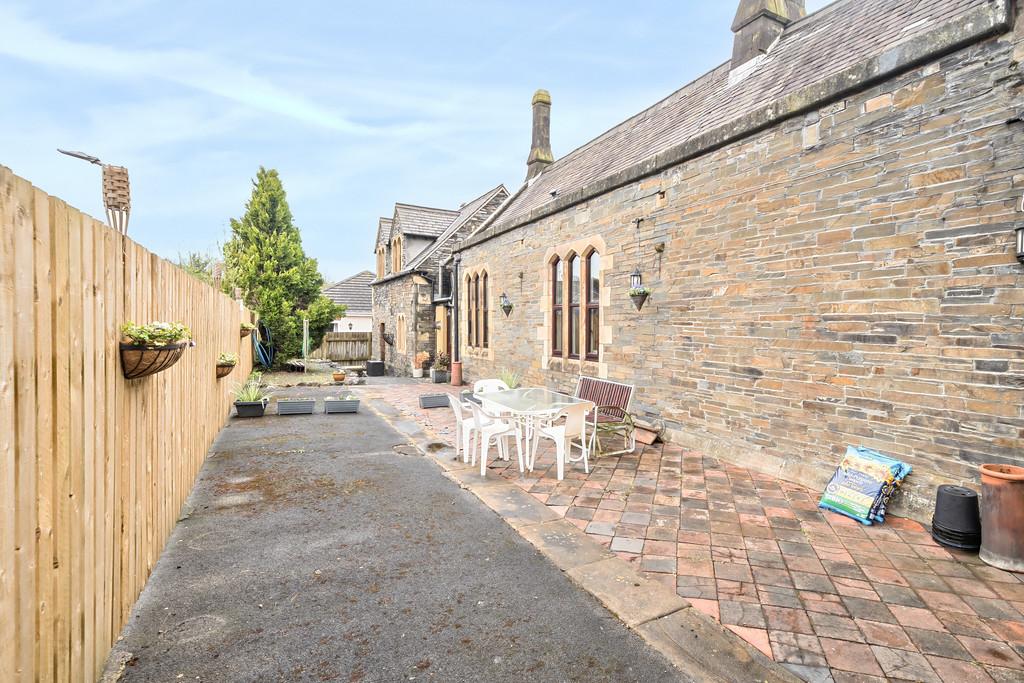 Enclosed Patio/Garden Area