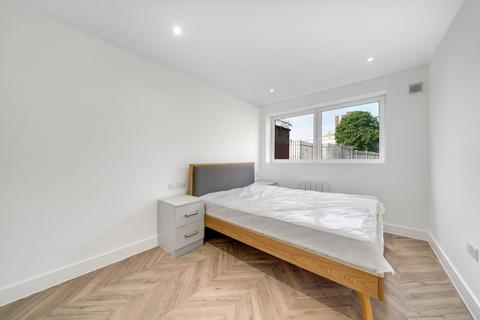 1 bedroom apartment to rent, Hessel Street, London