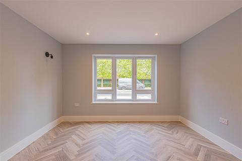 3 bedroom semi-detached house for sale, Staines Road East, Sunbury-On-Thames TW16