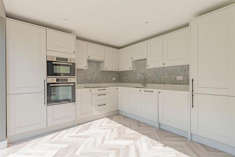 3 bedroom semi-detached house for sale, Staines Road East, Sunbury-On-Thames TW16