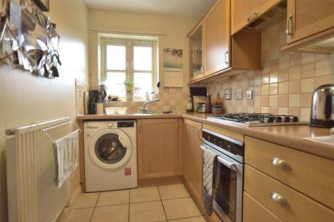 10 Cambridge Square, Redhill, RH1 6TG