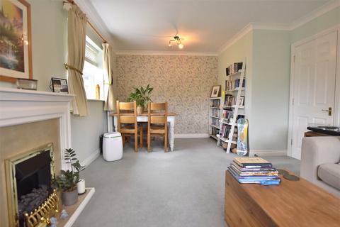 10 Cambridge Square, Redhill, RH1 6TG
