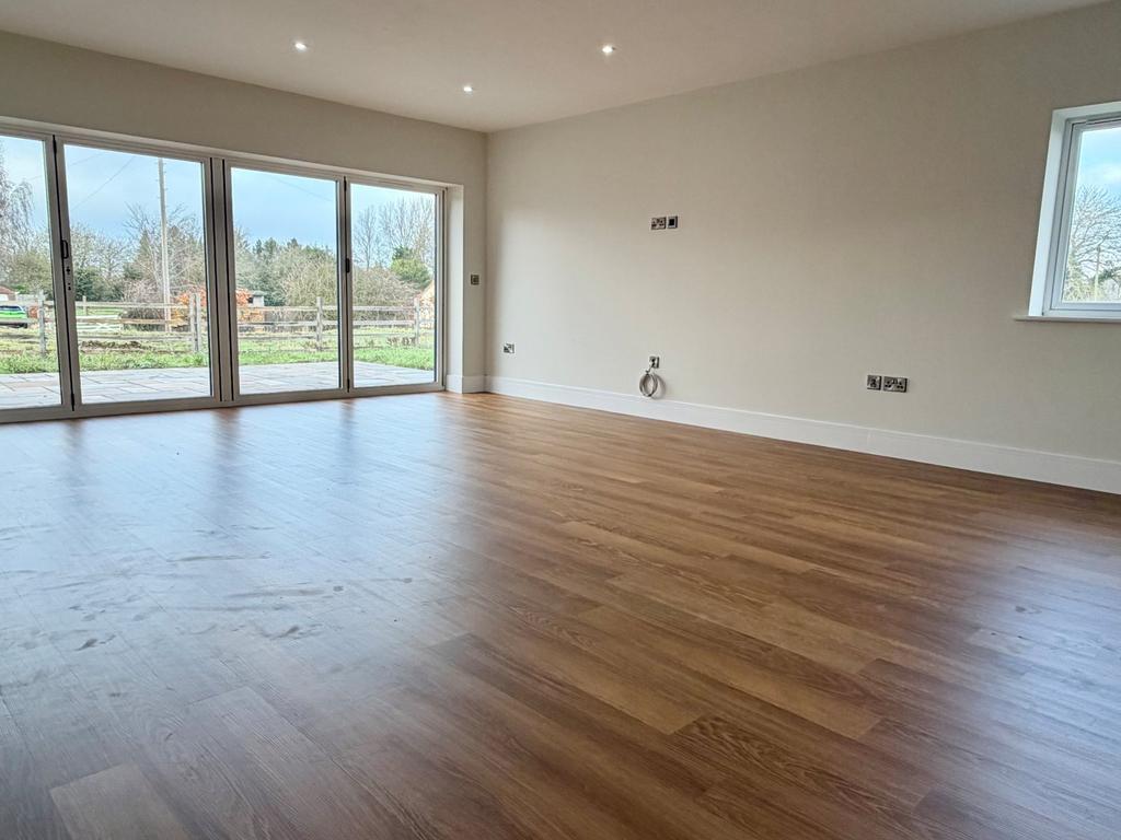 Lounge/Dining Area