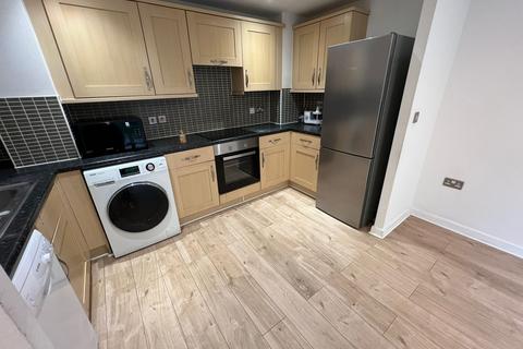 3 bedroom flat to rent, Clapton, London E5