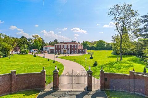 undefined, High Road, Chigwell IG7