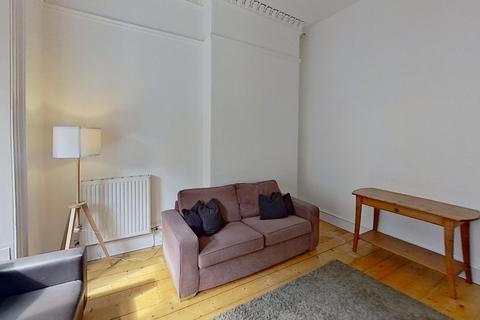5 bedroom flat to rent, (1f1) Grove Street, Edinburgh, EH3