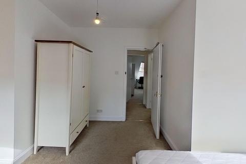 5 bedroom flat to rent, (1f1) Grove Street, Edinburgh, EH3