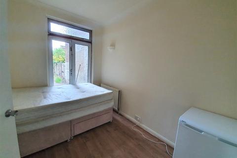 3 bedroom terraced house to rent, Barking Road, London
