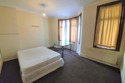 3 bedroom terraced house to rent, Barking Road, London