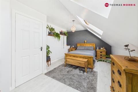 4 bedroom semi-detached house for sale, Shepherd Drive, St. Neots PE19