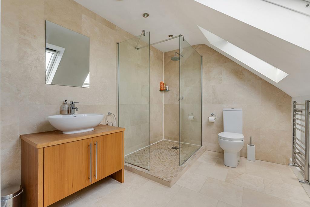 Principal Bedroom En-Suite