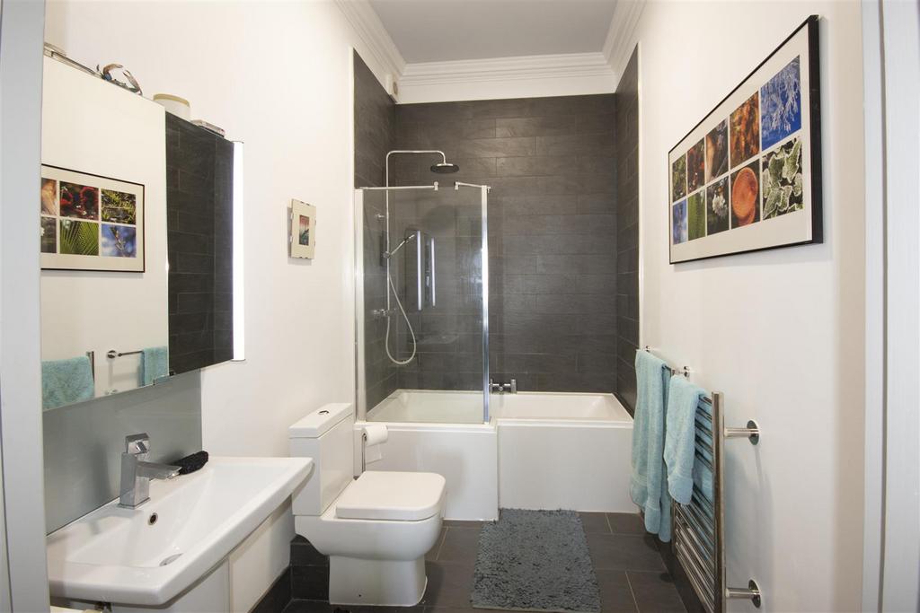 15 Bathroom.jpg